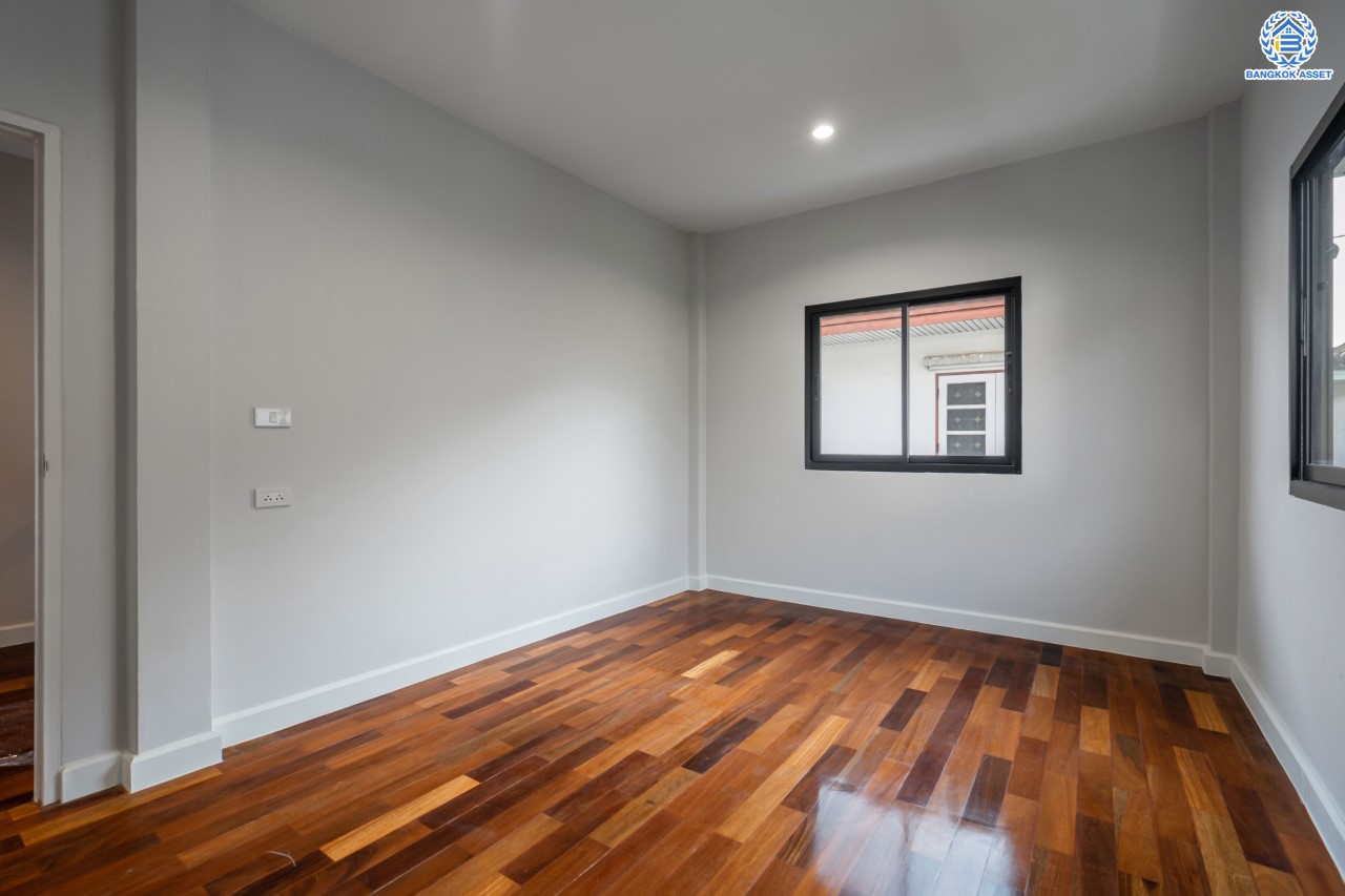 บ้านมือสองตกแต่งใหม่ ม.บุญโต55 แจ้งวัฒนะ ทำเลโซนเมือง!  เนื้อที่ 50 ตร.ว. ฟังก์ชันจัดเต็ม 3 ห้องนอน 4 ห้องน้ำ 1 ห้องแม่บ้าน รองรับทุกการอยู่อาศัย ทำเลเดินทางสะดวกเพียง 1 กม.จากจุดขึ้นทางด่วนศรีสมาน ใกล้เมืองทองธานี เซ็นทรัลแจ้งวัฒนะ และ รถไฟฟ้าสายสีแดง "สถานีหลักสี่"